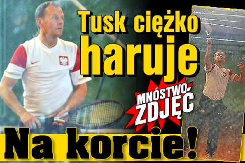 Tusk ciężko haruje. Na korcie! FOTY