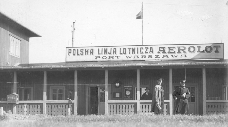 Port lotniczy w Warszawie w 1926 r. Fragment budynku na Polu Mokotowskim. 