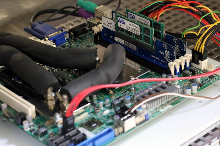 Początkowo firma zajęła się importem komponentów do produkcji pamięci.więcej zagranicznych rynków.