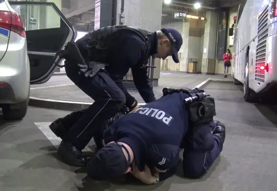 Wardęga skuty przez policjantów. Złapany w pułapkę, w którą wpadło wcześniej wielu ludzi