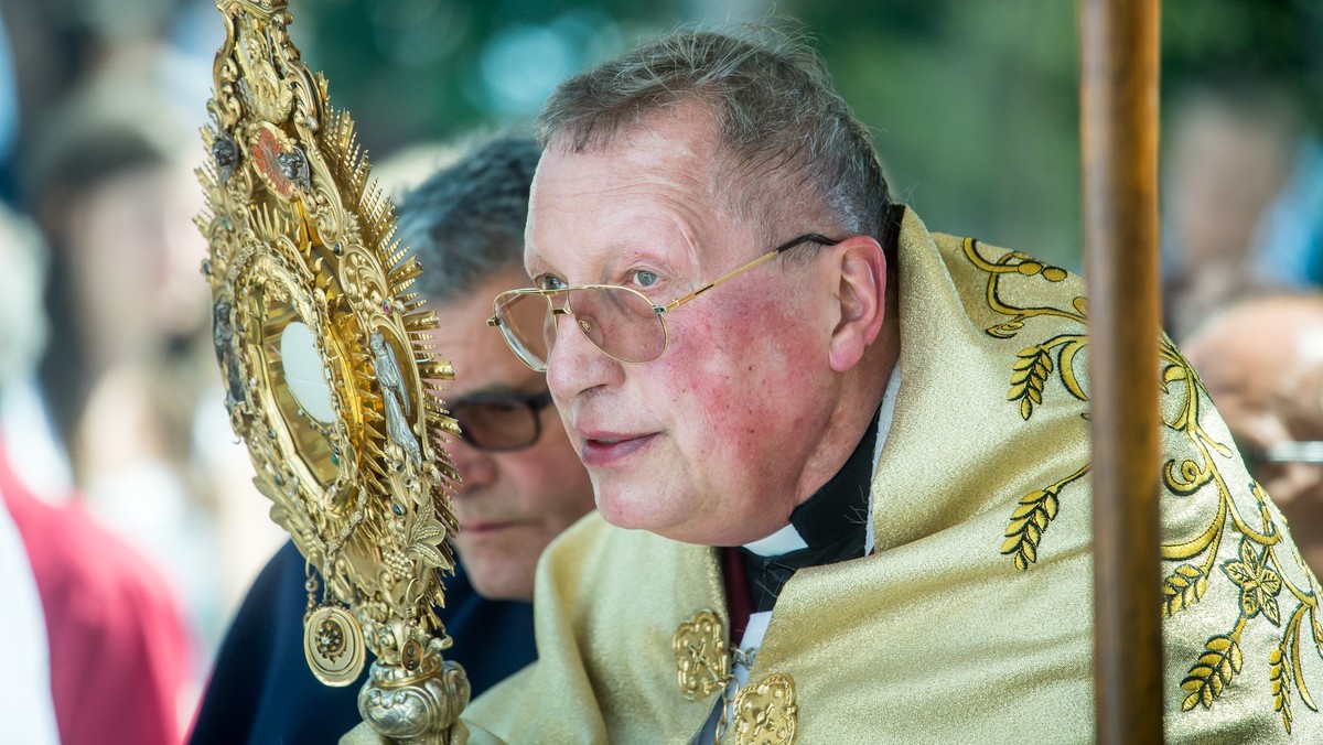 Prałat Roman Kneblewski podczas precesji Bożego Ciała w Bydgoszczy. 