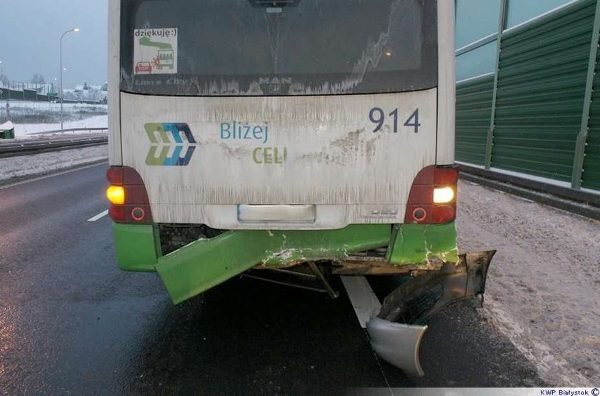 Auto wjechało w autobus! FOTO