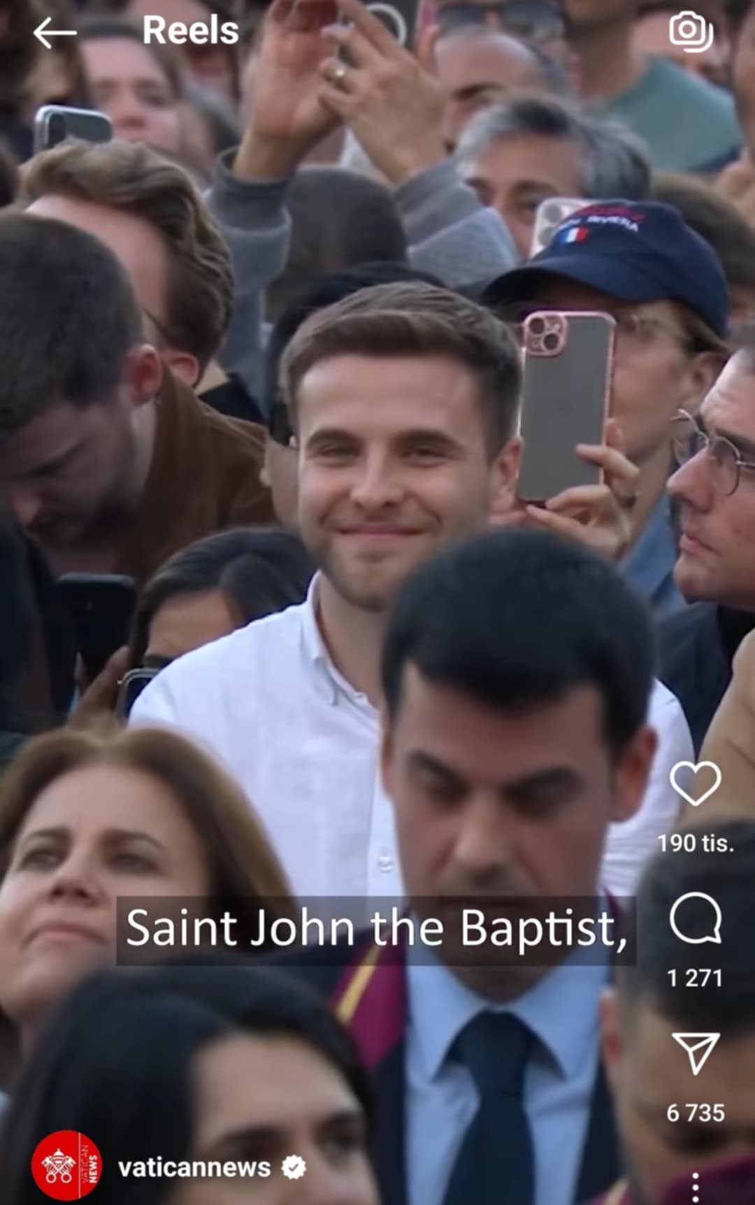 Na videu z Vatikánu po zvolení pápeža zaujal atraktívny žmurkajúci mladík.