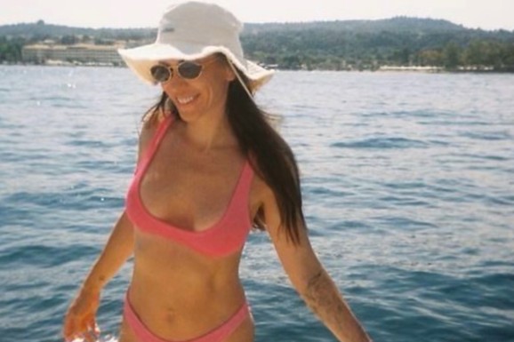 "BILA SAM RAVNA KAO DASKA" Srpska pevačica (36) se skinula u kupaći i pokazala silikone, ali i tetovaže u INTIMNOJ zoni, mreže gore