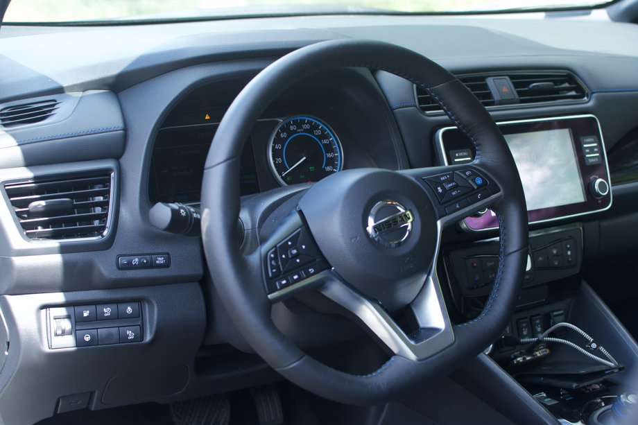 Nissan Leaf w najwyższej wersji wyposażenia oferuje sporo skórzanych elementów wykończenia i dobrej jakości tworzywa. Za kierownicą jest tradycyjny prędkościomierz i ekran LCD prezentujący dane z komputera pokładowego. Na środku deski rozdzielczej - ekran dotykowy do obsługi multimediów i nawigacji. Interfejs jest bardzo prosty, ale czytelny. 