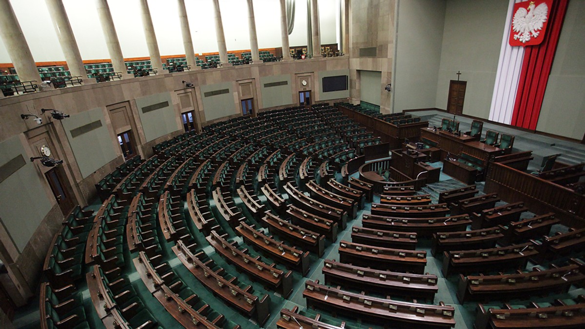 Opublikowanie zdjęcia posłanki w ławach poselskich bez butów uprawniało do zawieszenia prawa wstępu do Sejmu jego autorowi, gdyż doszło do naruszenia powagi Izby oraz naruszenia dobrych obyczajów - tak Kancelaria Sejmu tłumaczy zawieszenie akredytacji sejmowej Pawłowi Dąbrowskiemu. Zapewniono też, że Sejm nie planuje wprowadzenia zmian dotyczących pracy dziennikarzy w Parlamencie, które byłyby sprzeczne z powszechnie obowiązującymi przepisami prawa ani standardami demokratycznego państwa.