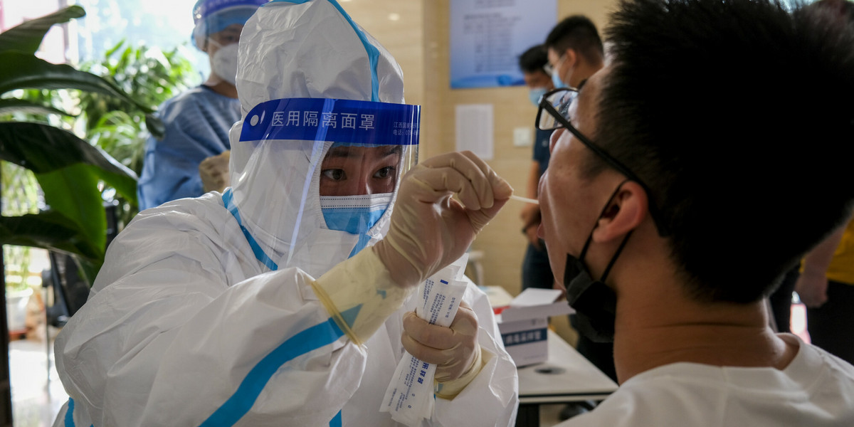 Testy na obecność koronawirusa, w Baoding w prowincji Hebei na północy Chin. 