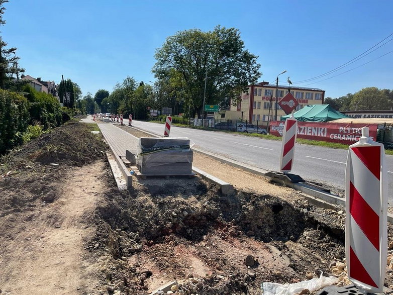 Budowa ścieżki rowerowej - odcinek wzdłuż ul. Cieszyńskiej w Pszczynie - 05.08.2022 - autor: pless.pl