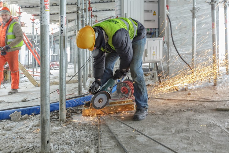 W skład kompleksu biurowego wejdzie budynek wieżowy o wysokości  220 metrów oraz dwa 55-metrowe budynki sąsiadujące. Generalny wykonawca, belgijska firma Ghelamco poinformowała Forsal.pl, że prace nad realizacją projektu nabierają tempa. Już wkrótce na placu budowy zatrudnionych będzie 1 200 osób, a dziennie pojawi się około 200 ciężarówek.  Na kolejnych zdjęciach: budowa Warsaw Spire - styczeń 2013, fot. Ghelamco