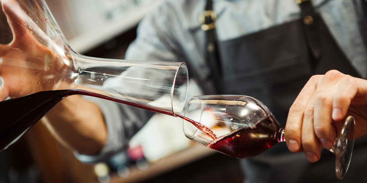 Przelewanie wina do karafki wpływa na jego smak oraz aromat