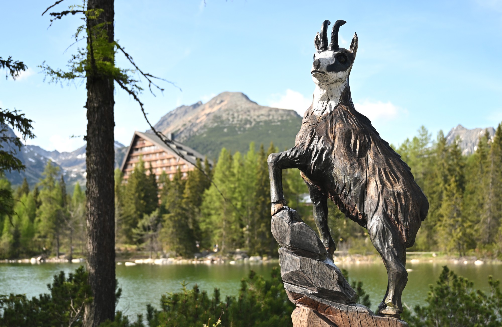 Štrbské pleso patrí medzi obľúbené lokality turistov vo Vysokých Tatrách.