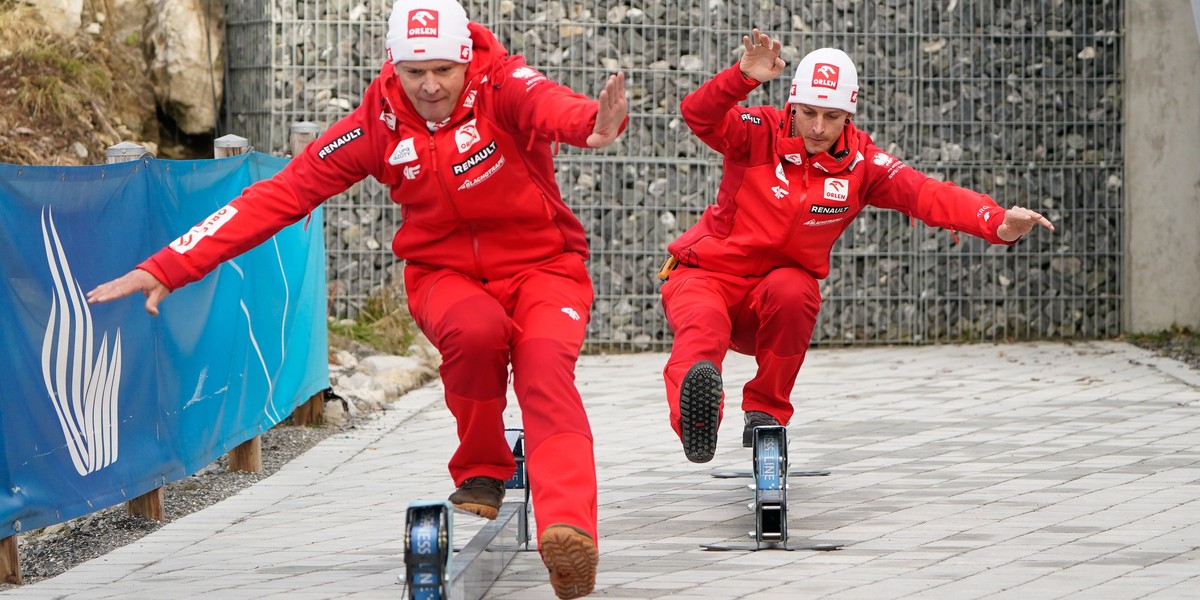 Thomas Thurnbichler (nasz opiekun kadry) i Marc Nölke (asystent trenera) bawili się starając się utrzymać równowagę podczas uprawiania slackline. 