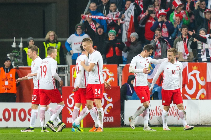 W porównaniu z szerokim składem, znanym od 12 maja, Nawałka skreślił Przemysława Tytonia, Pawła Dawidowicza oraz Artura Sobiecha. Kontuzje wykluczyły natomiast Pawła Wszołka i Macieja Rybusa.