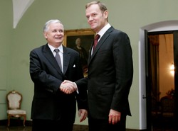 Kaczyński zaprasza Tuska z Sikorskim