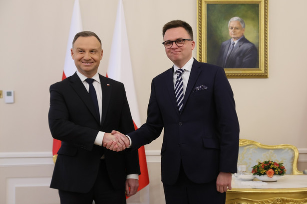 Prezydent RP Andrzej Duda i marszałek Sejmu Szymon Hołownia podczas spotkania w Pałacu Prezydenckim w Warszawie.