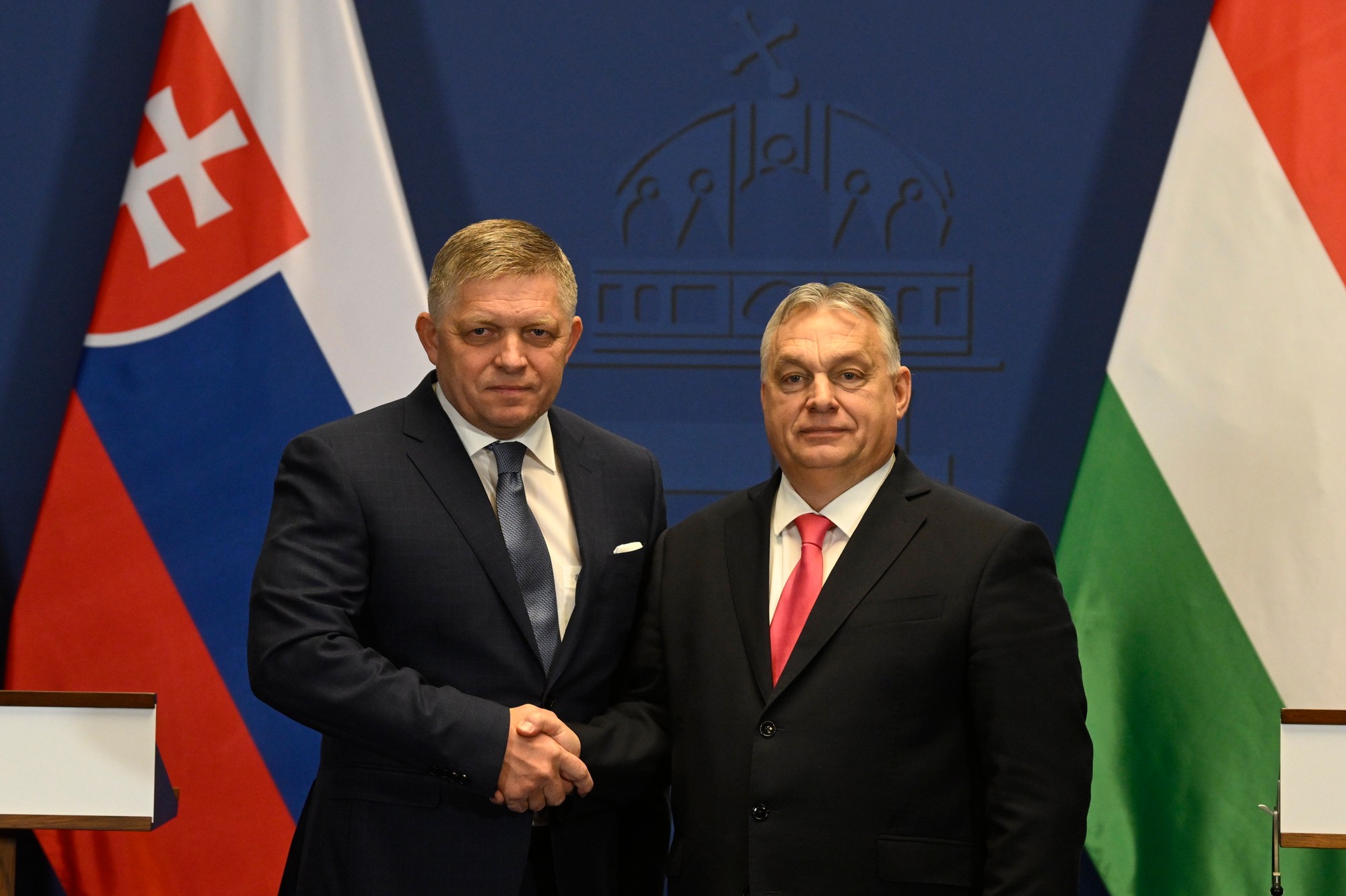 Maďarský premiér Viktor Orbán (vpravo) a slovenský premiér Robert Fico.
