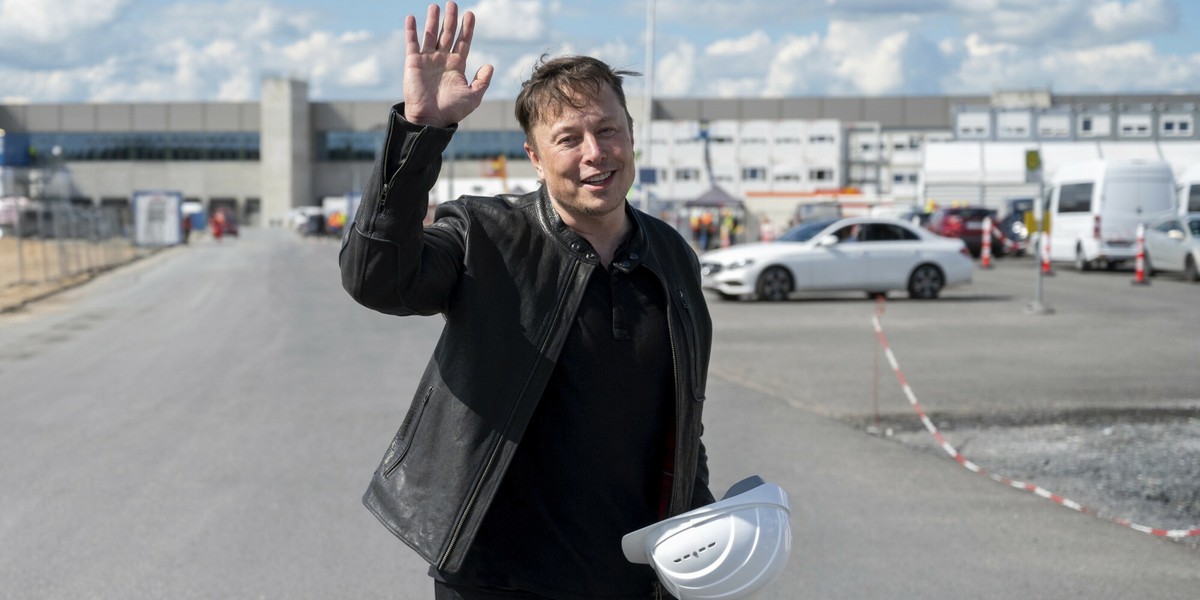 Elon Musk, prezes i główny akcjonariusz Tesli, obecnie najbogatszy człowiek świata na placu budowy nowej fabryki Tesli w Niemczech niedaleko Berlina