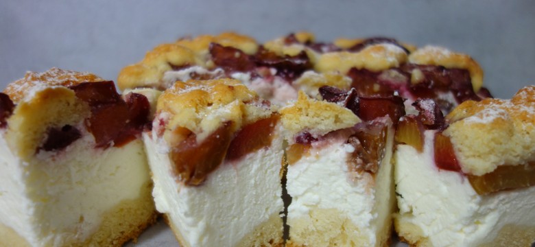 Przepyszny sernik ze śliwkami. Szybki przepis na ciasto od Heni Foks