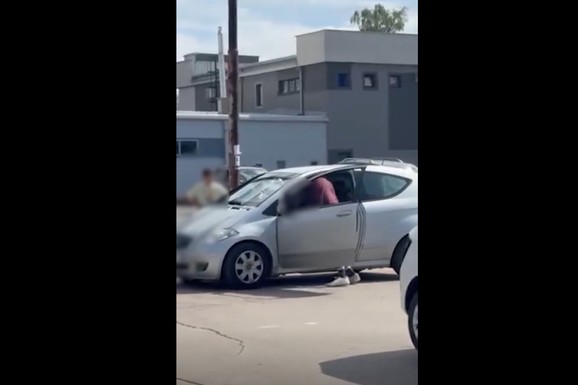(VIDEO) UVUKAO DETE U AUTO I POČEO BRUTALNO DA GA UDARA Jeziv snimak nasilja u Kruševcu: Motiv BIZARAN, muškarac UHAPŠEN