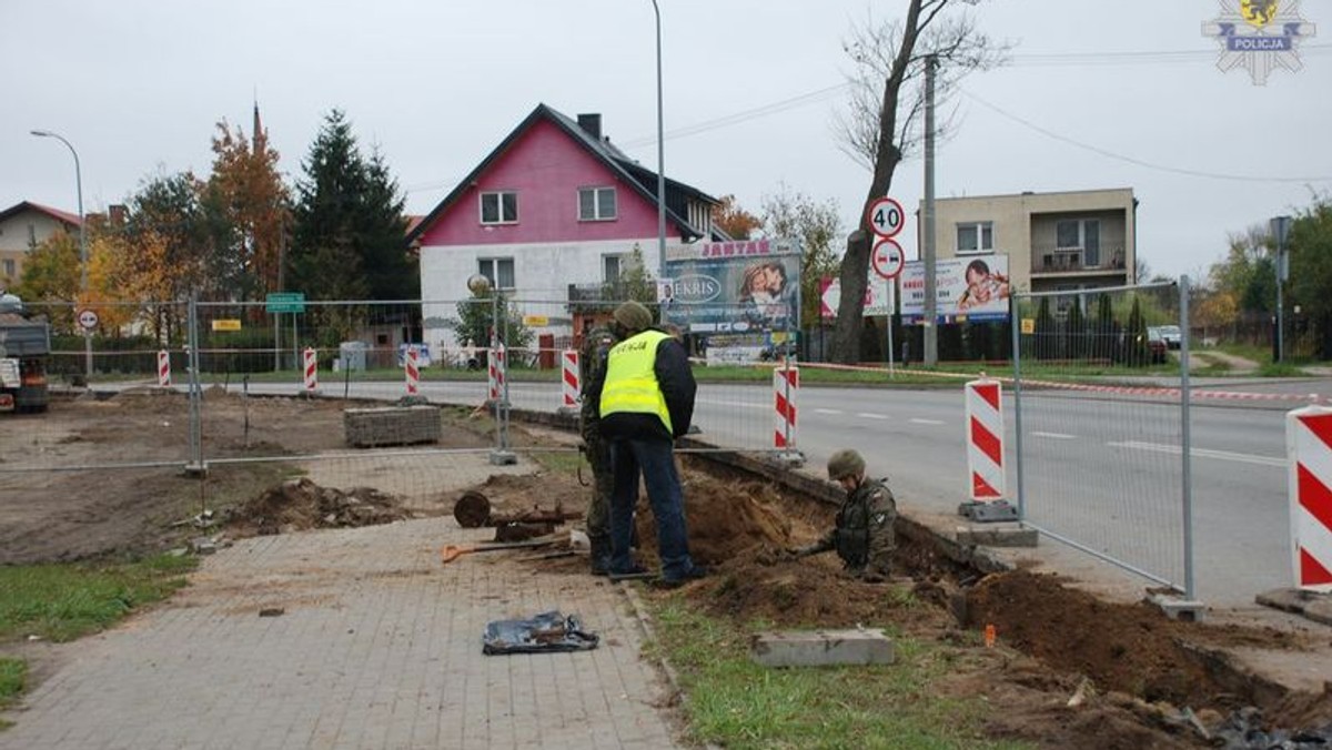 Nawet kilkadziesiąt lat mogły przeleżeć pod ziemią ludzkie szczątki, które saperzy znaleźli w jednym z wykopów w Wejherowie. Oprócz szkieletu natknięto się także na dwa granatniki przeciwpancerne oraz kilkadziesiąt sztuk amunicji strzeleckiej. Wszystkie znaleziska najprawdopodobniej pochodzą z okresu drugiej wojny światowej.