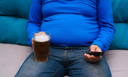 Zła wiadomość dla osób z nadwagą. Dlaczego alkohol szkodzi im bardziej?