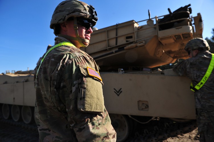 Pancerniacy z USA zmienili amerykańskich spadochroniarzy ze 173. Brygady Piechoty spadochronowej. <br><br>(zuz) PAP/Marcin Bielecki