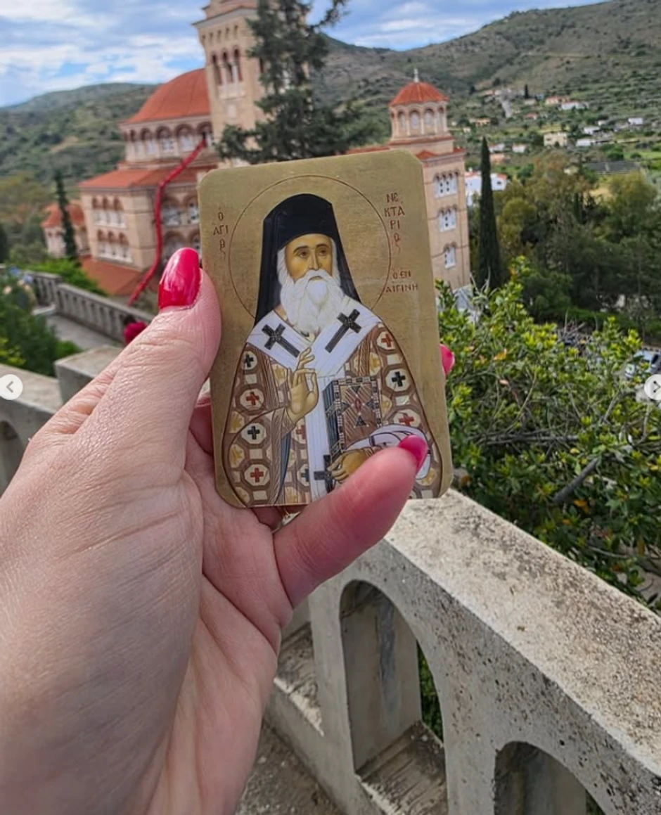 Aleksandra Mladenović posetila veliku svetinju i poklonila se moštima Svetog Nektarija