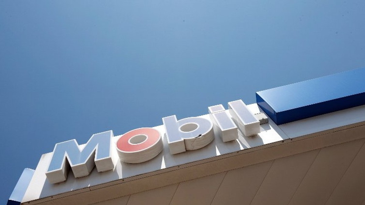 Exxon Mobil pozostaje w Europie. Szczyt UE w sprawie redukcji emisji CO2 amerykańskiemu koncernowi nie straszny. Mimo niewielkich zysków, na jakie może liczyć w Europie oraz spodziewanego w przyszłym tygodniu zaostrzenia przepisów energetycznych Exxon Mobil jest zdecydowany zainwestować miliard dolarów w rafinerię położoną w UE. Przed ucieczką podobnych firm ostrzegała m.in. Polska.