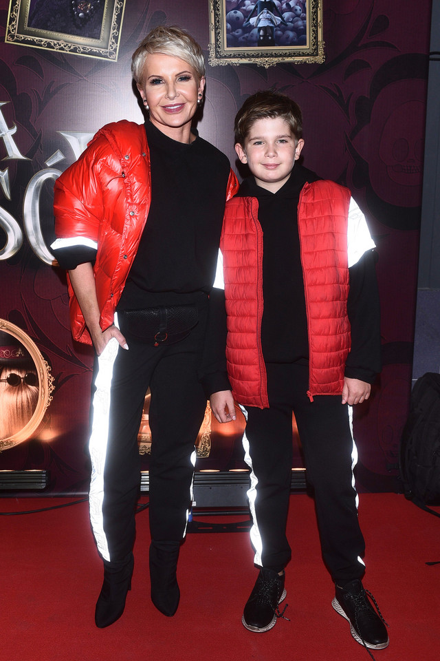 Gwiazdy z dziećmi na premierowym pokazie filmu "Rodzina Addamsów": Joanna Racewicz z synem
