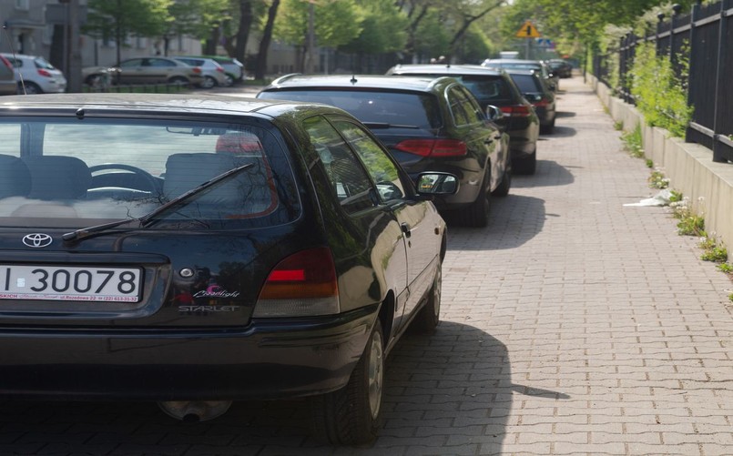 Parkowanie na drodze dla pieszych. Części chodnika