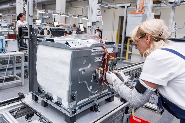 Minimalna cena, za jaką wrocławski sąd gospodarczy zgodził się w czerwcu 2014 r. sprzedać fabrykę, wynosiła 270 mln zł. Do przetargu nie przystąpił jednak żaden oferent, dlatego w październiku rada wierzycieli wyraziła zgodę na sprzedaż poprzez negocjacje cenowe. Wówczas tylko firma Bosch Siemens wpłaciła wadium i przystąpiła do tego postępowania. <br><br> pdo/ pad/<br>fot. (mk/nlat) PAP/Maciej Kulczyński