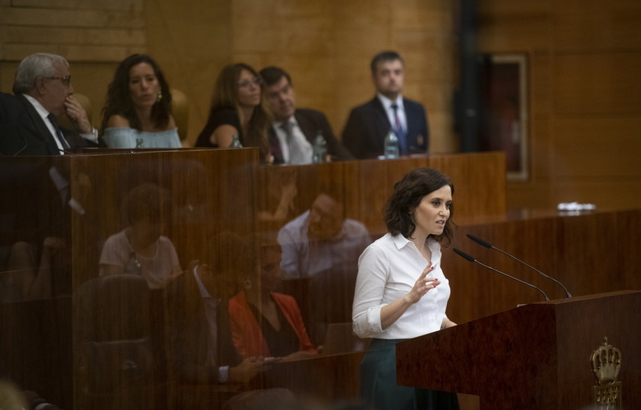 Isabel Díaz Ayuso podczas posiedzenia parlamentu regionu madryckiego