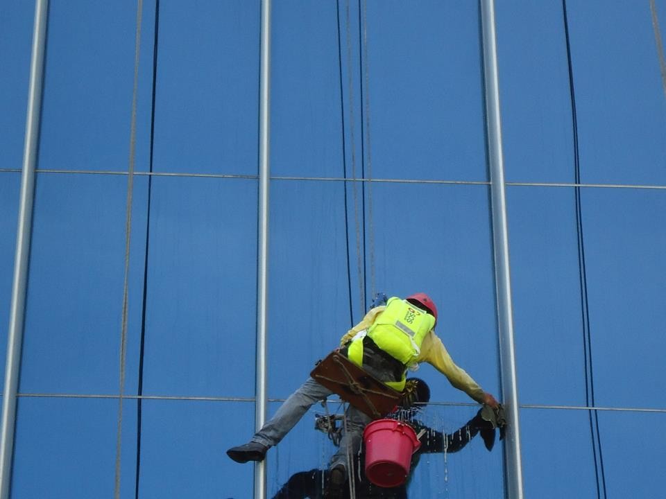 Pracownicy biurowi będą skakać przez okna ze spadochronem?