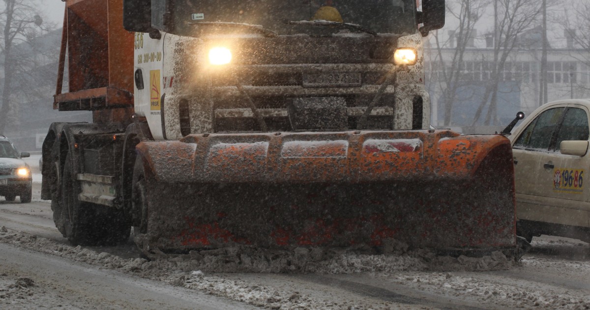 Tragedia podczas odśnieżania. Nie żyje kierowca pługopiaskarki
