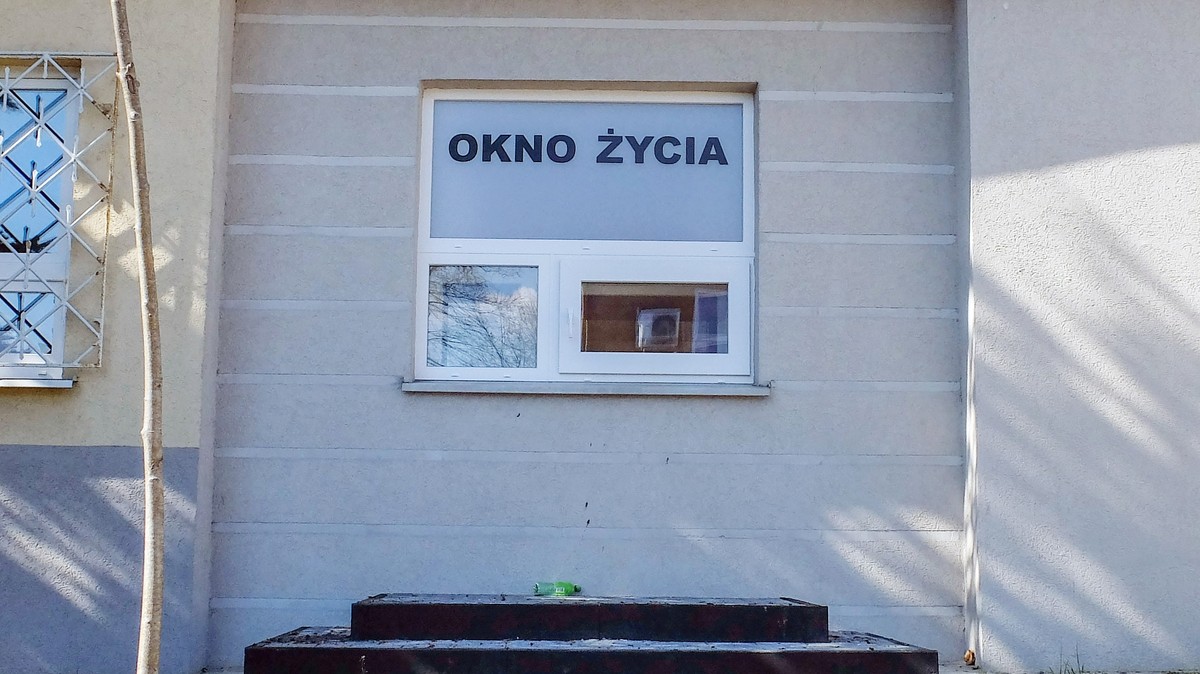 Matka podjęła dramatyczną decyzję. Przy niemowlęciu była poruszająca kartka