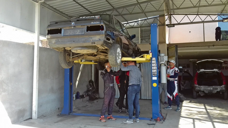 Sami pripremaju automobil za trke u Čačku