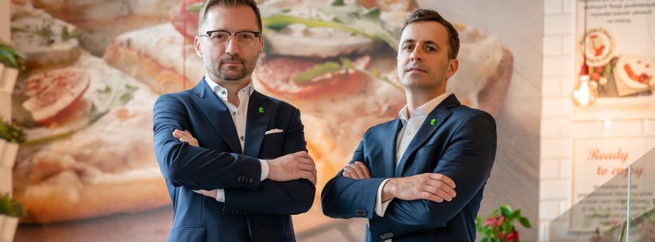 Daniel Piekarski (pierwszy od lewej) i Michał Igor Piasecki, którzy wykupili, w połowie ubiegłego roku 100 proc. udziałów w należącej do Hiszpanów spółce Telepizza Poland, to menadżerzy z dużym doświadczeniem w zarządzaniu siecią tzw. restauracji szybkiej obsługi