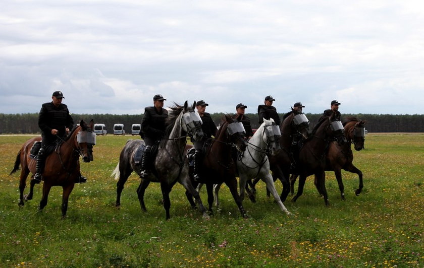 Ćwiczenia policjantów na lotnisku