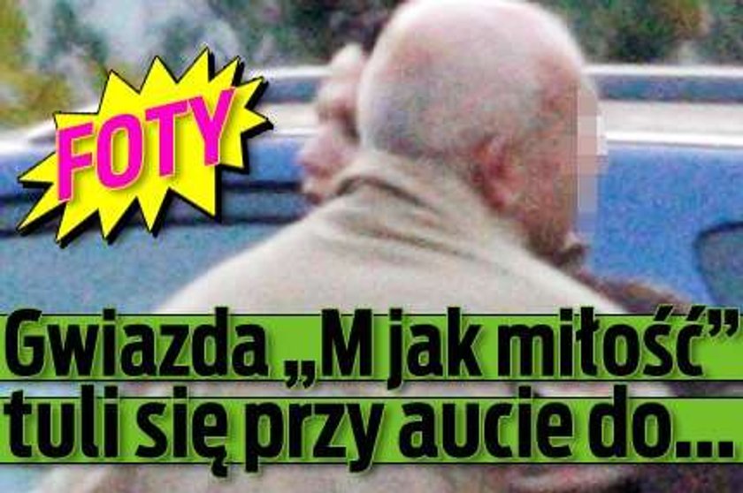 Gwiazda "M jak miłość" tuli się przy aucie do...