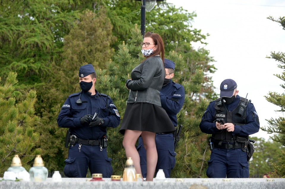 Po zakończeniu ceremonii pogrzebowej część żałobników przeszła pod piaseczyński urząd miejski, by zapalić znicze i zaprotestować przeciwko bierności policji