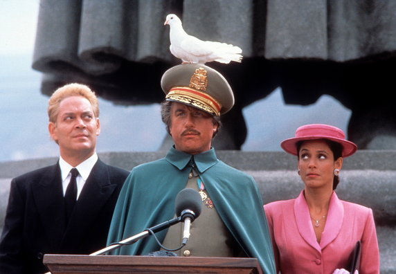 Raul Julia, Richard Dreyfuss i Sonia Braga na planie filmu "Dyktator z Paradoru" (1988)