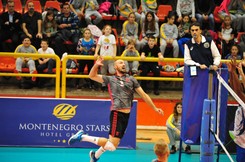 Znany siatkarz odizolował się od rodziny, by pomagać chorym na COVID-19