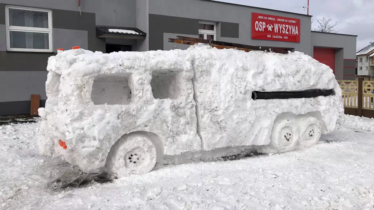 Nie doczekali się na nowy wóz strażacki, więc... ulepili go ze śniegu