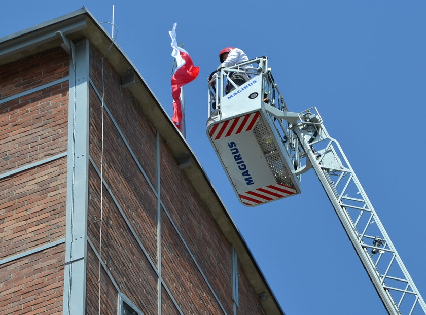 Świętochłowice. Prezydent Kostempski powiesił flagę na wieży kopalnianej 
