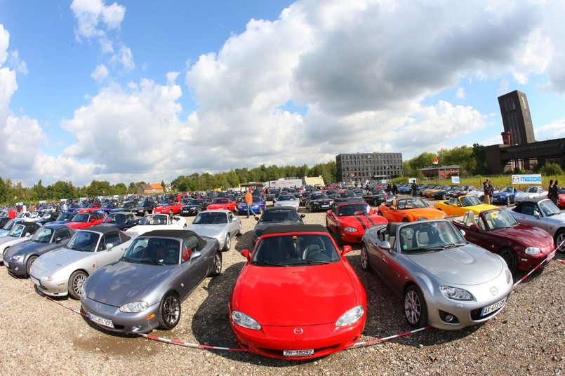 Liczba wyprodukowanych przez Mazda Motor Corporation egzemplarzy samochodu sportowego MX-5 osiągnęła dziś (4 lutego 2011 r.) próg 900 000. Taki wynik uzyskano w ciągu 21 lat i 10 miesięcy od rozpoczęcia masowej produkcji pierwszej generacji tego modelu w kwietniu 1989 r.