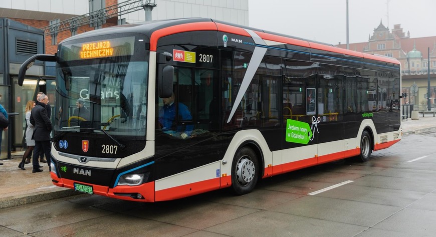 Postępowanie przetargowe obejmuje dostawę 30 autobusów miejskich zasilanych energią elektryczną, w tym 18 standardowych (na zdjęciu) i 12 przegubowych.