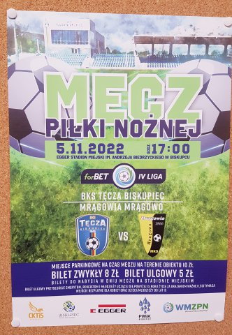 Na każdym z plakatów zapraszających m.in. na mecz piłkarski widzimy "Egger Stadion Miejski im. Andrzeja Biedrzyckiego w Biskupcu"