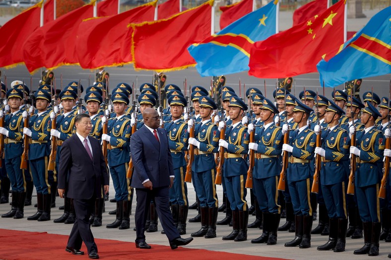 Prezydent Demokratycznej Republiki Konga Felix Tshisekedi (prawa) i prezydent Chin Xi Jinping (lewa) biorą udział w ceremonii powitalnej w Wielkiej Hali Ludowej w Pekinie, Chiny, 26 maja 2023 r.