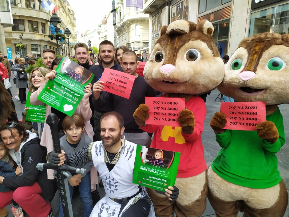 Okupljeni ljudi u borbi za Helenino lečenje