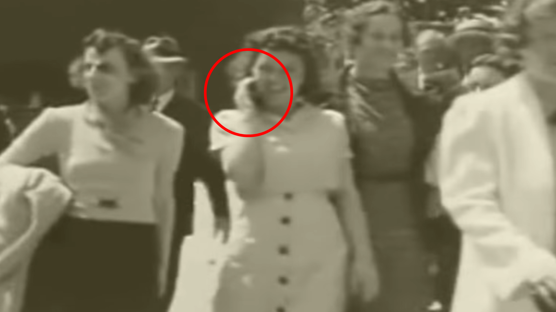 Video z 30. rokov ukazuje ženu, ktorá hovorí do telefónu.